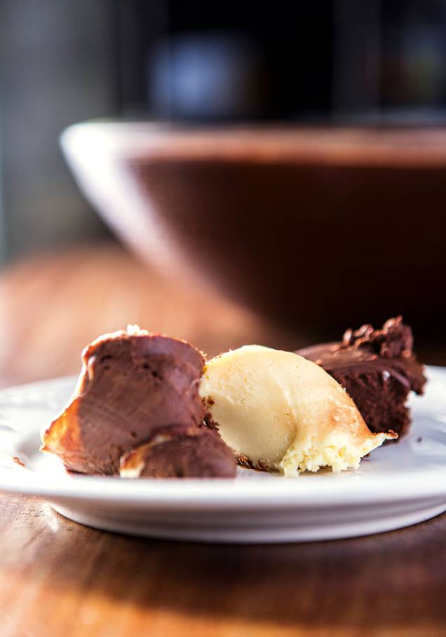 Trio de musses de chocolates ao leite, amargo e branco