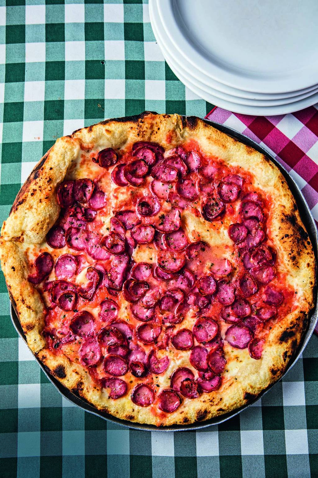 A pizza de calabresa e mussarela: cl&aacute;ssico da Castel&otilde;es