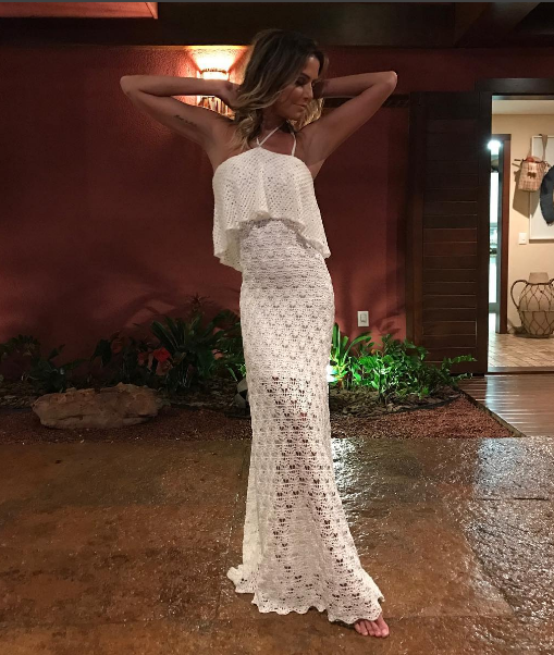Deborah Secco em vestido branco para a chegada de 2017