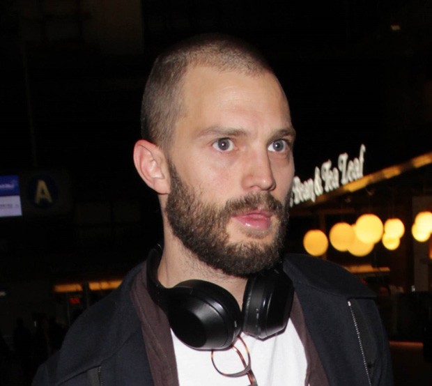Os cabelos raspados do ator chamaram atenção dos fãs no aeroporto de Los Angeles