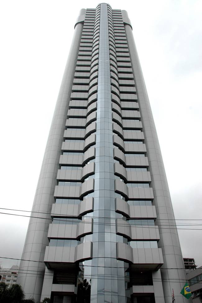 Edifício Plaza Centenário, conhecido como Robocop, na avenida das Nações Unidas (Marcelo Soares)