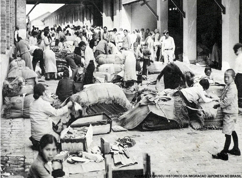 Fiscalização alfandegária em bagagens de japoneses, na Hospedaria dos Imigrantes (Foto: Acervo do Museu Histórico da Imigração Japonesa no Brasil)