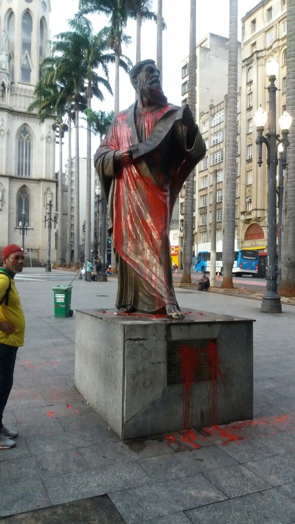 Monumento Apóstolo Paulo, na Praça da Sé: pichado nesta madrugada