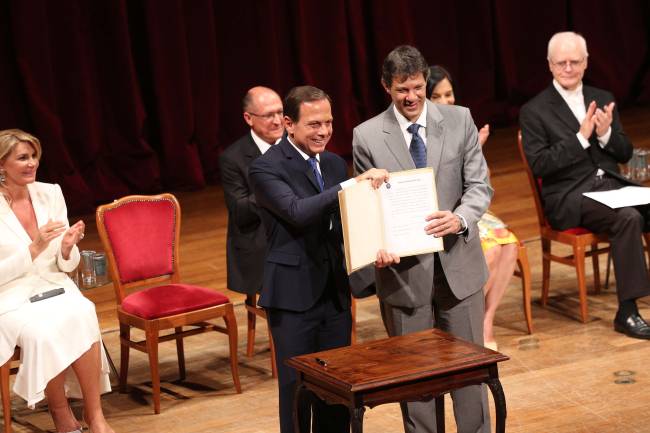 Cerimônia de transmissão do cargo de Haddad para Doria no Teatro Municipal: tapete azul na entrada (Crédito: RENATO S. CERQUEIRA/FUTURA PRESS/ESTADÃO CONTEÚDO)