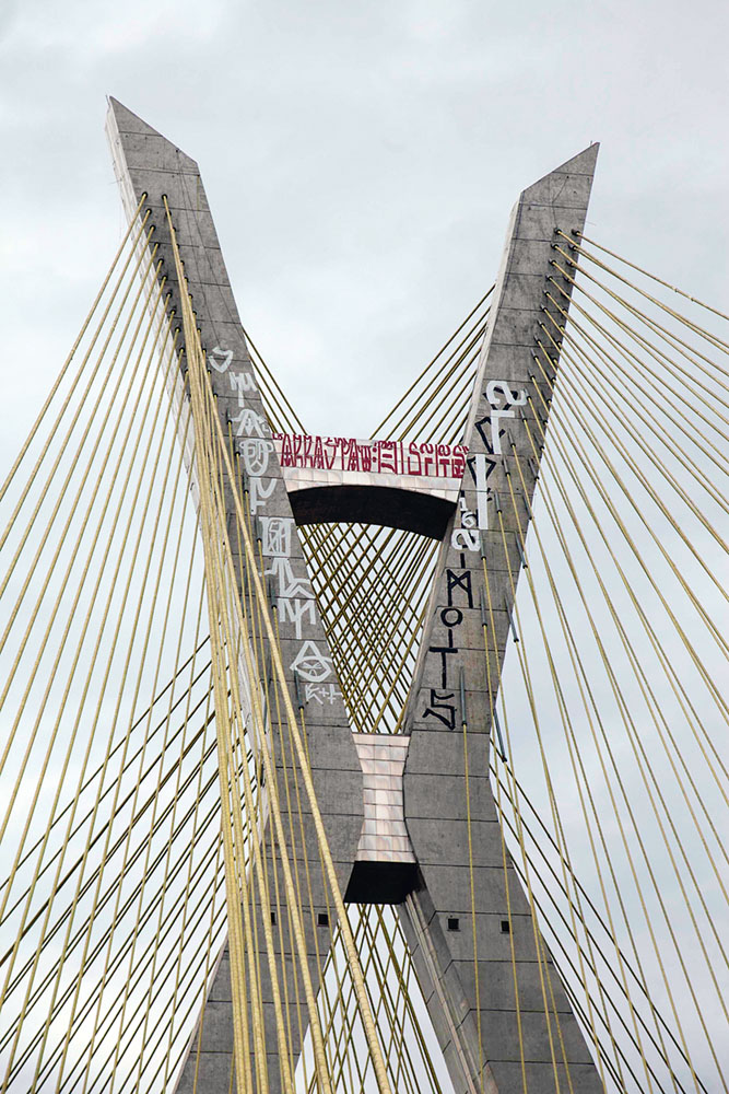 A Ponte Estaiada pichada (Foto: Uriel Punk/Estadão Conteúdo)
