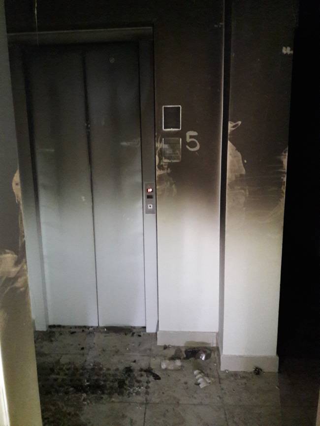 Hall e elevadores também foram prejudicado com o incêndio (Detalhe do imóvel que pegou fogo durante impermeabilização de um sofá (Foto: Veja São Paulo/Arquivo Pessoal) 