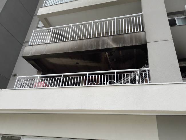 Fachada do apartamento no 1º andar que pegou fogo (Foto: Veja São Paulo/Arquivo Pessoal) 