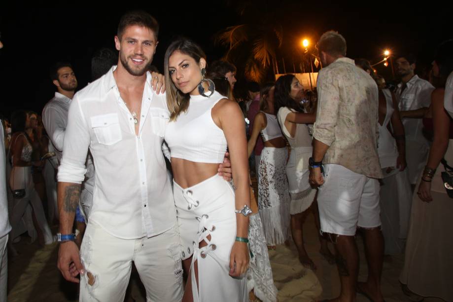Jonas Sulzbach, ex-bbb, e Mari Gonzalez comemoraram juntos a virada, em Gostoso (RN)