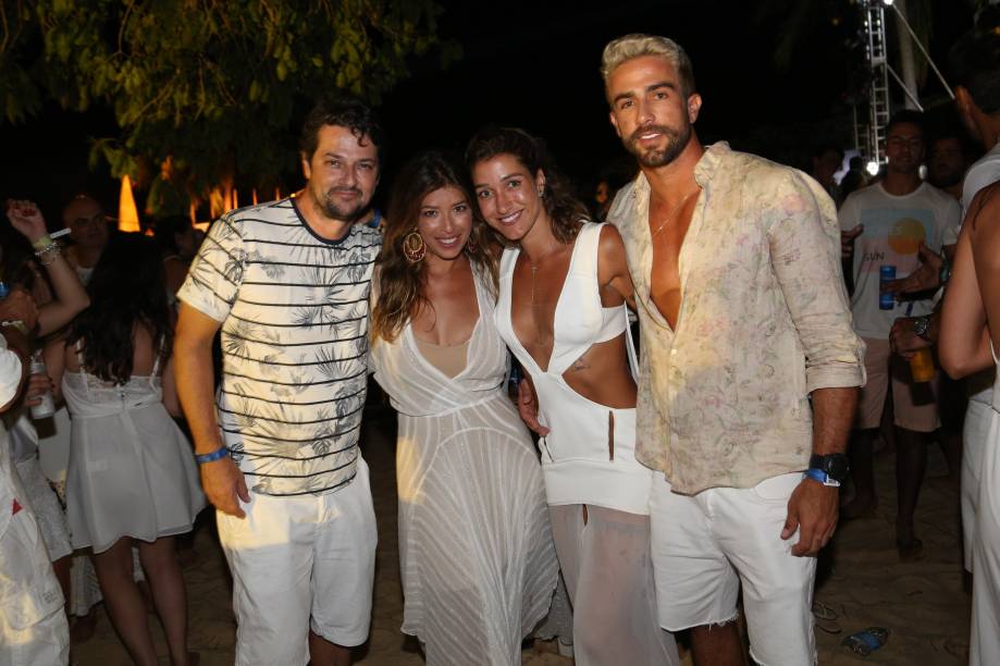 O ator Marcelo Serrado, Roberta Fernandes, Gabriela Pugliesi e Erasmo Viana comemoraram juntos a chegada de 2017