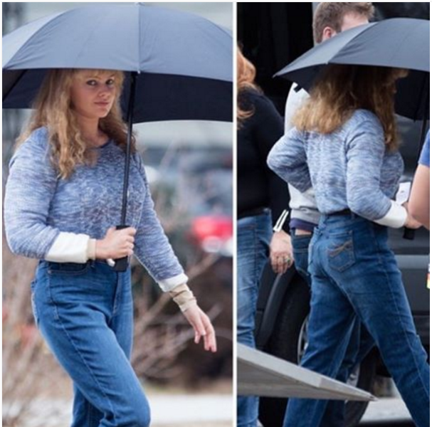 Mesmo debaixo do guarda-chuva dá para perceber que Margot ganhou uns quilinhos