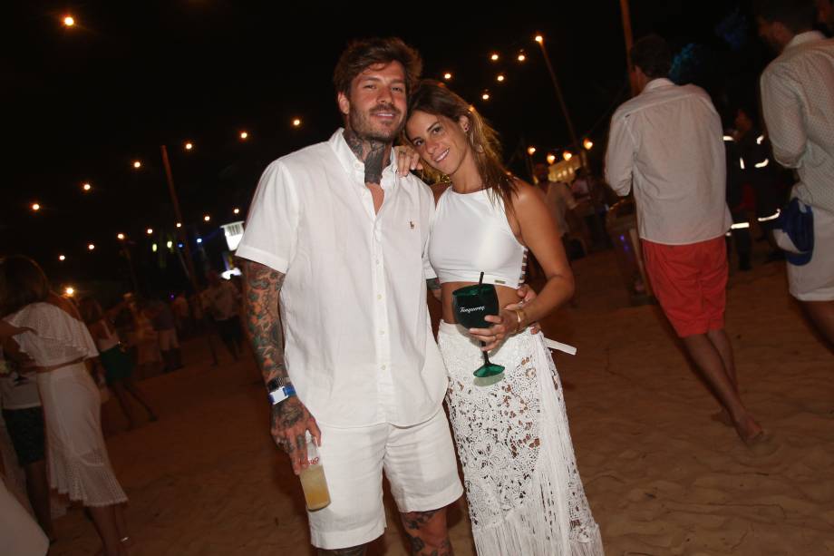 O casal Matheus Verdelho e Shantal Abreu no réveillon de Gostoso (RN)