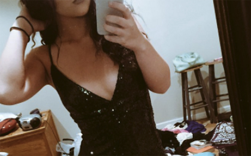 Jovem faz selfie para mostrar vestido, mas detalhe rouba atenção