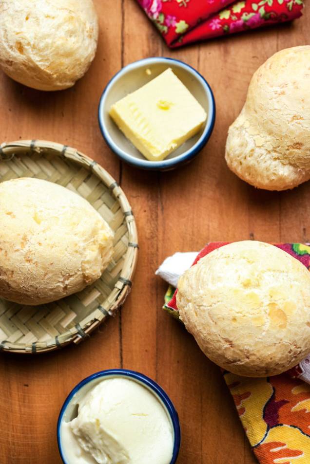 O pão de queijo tem interior aerado e é feito com queijo da Serra da Canastra