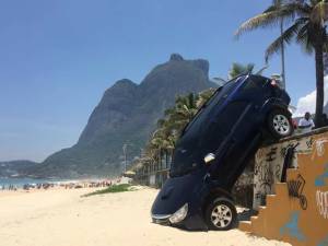 parceiros do vidigal carro praia tombado parceiros do vidigal carro praia tombado