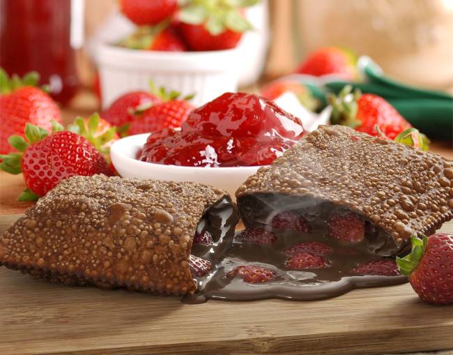Versões doces: o pastel de chocolate com morango tem massa com chocolate (R$ 10,00)