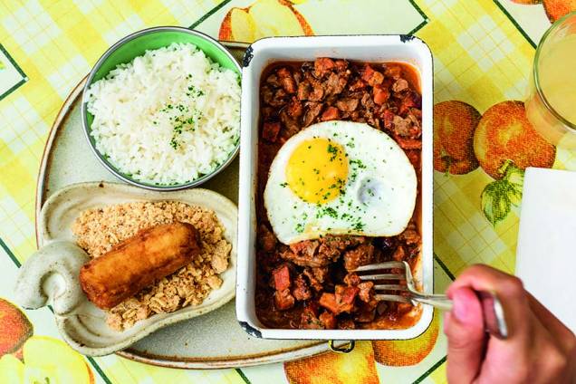 Tradicional picadinho é acompanhado de banana à milanesa e farofa na manteiga