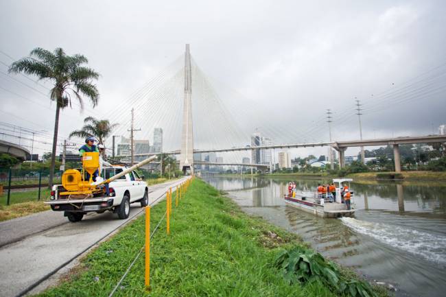 Pulverização de inseticida no Rio Pinheiros, na quinta (12): a prefeitura encontrou 56 000 mosquitos no local (Foto: Leo Martins)