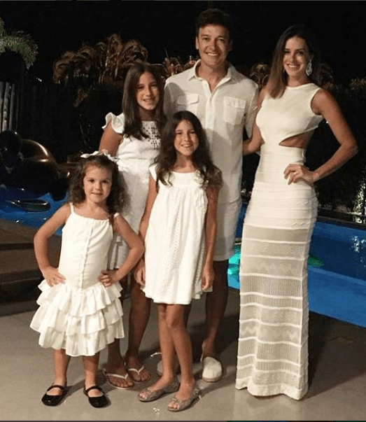 Rodrigo Faro, a esposa e as três filhas em Angra dos Reis