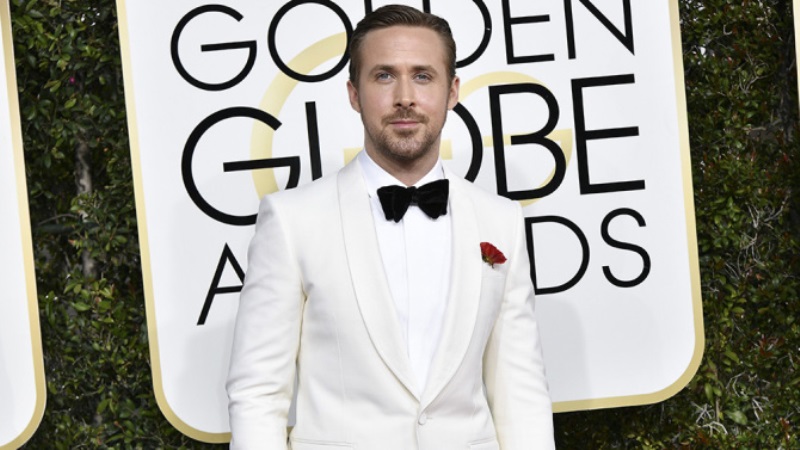 Ryan Gosling posa no tapete antes de faturar o prêmio de melhor ator de comédia/musical
