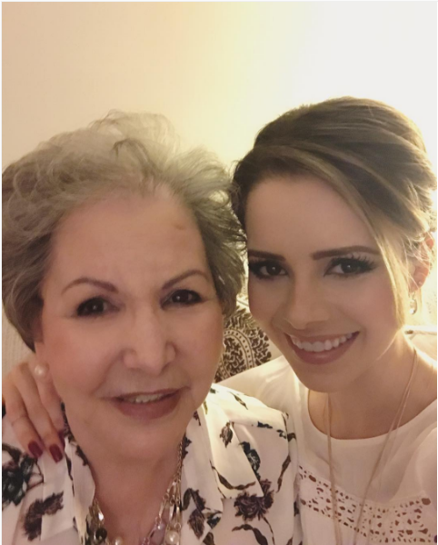 Sandy, na foto com a avó Mariazinha, comemora a virada em família