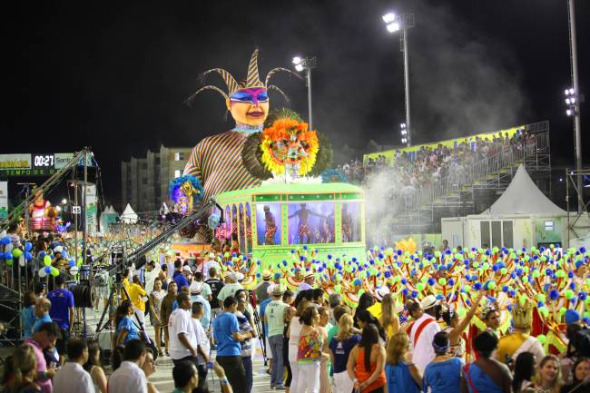 Santos: desfile das escolas de samba da cidade