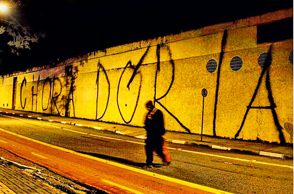 Muro do Pacaembu: sujeira em patrimônio tombado (Foto: Reprodução/Instagram)