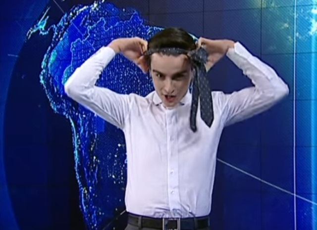 Ao fim de programa, apresentador do SBT faz striptease