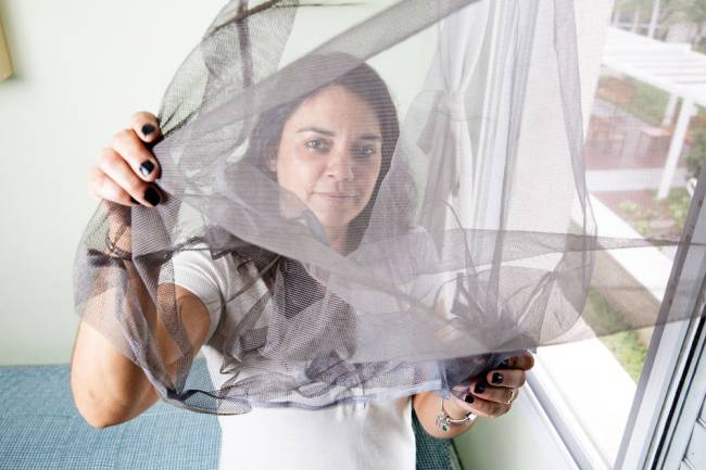 Sandra Paola Paolinelli gravou um vídeo em que mostra os insetos tentando entrar em sua casa (Foto: Leo Martins)