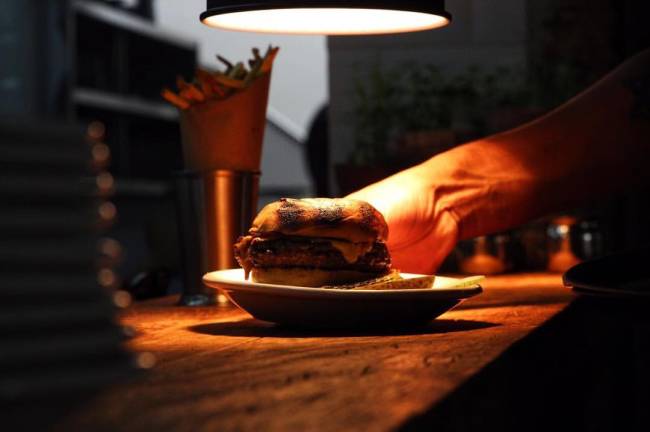Teus: hambúrguer de fraldinha com fritas sequinhas (Foto: divulgação)