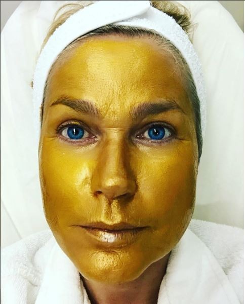 A apresentadora Xuxa usa a máscara de ouro para combater as rugas