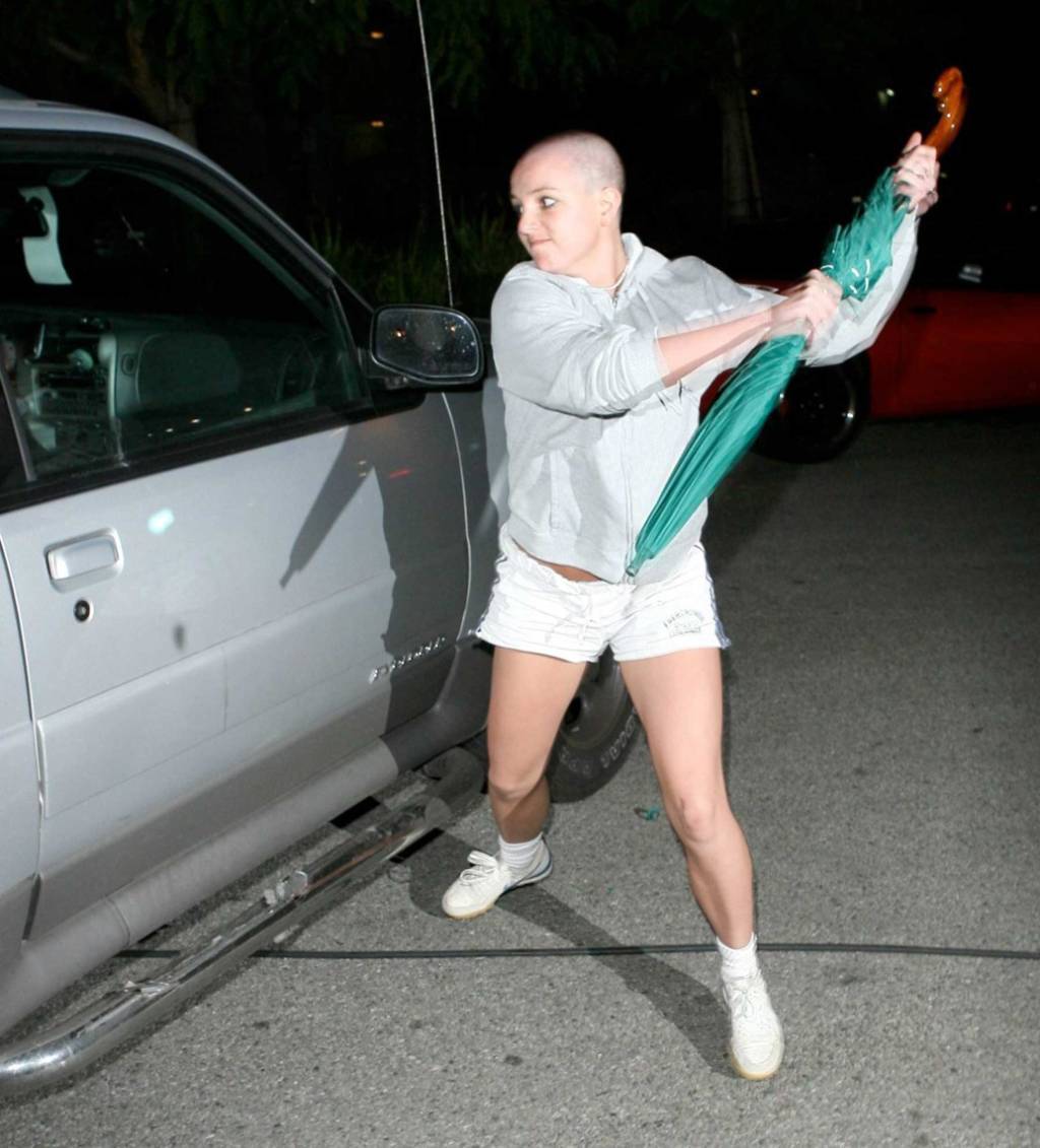 Cena de Britney quebrando carro com guarda-chuva.