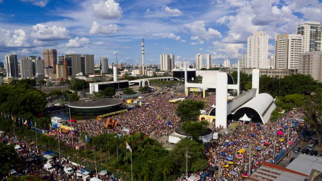 Milhares de foliões participaram da festa do Bloco do Sargento Pimenta, no Memorial da América Latina, na Barra Funda