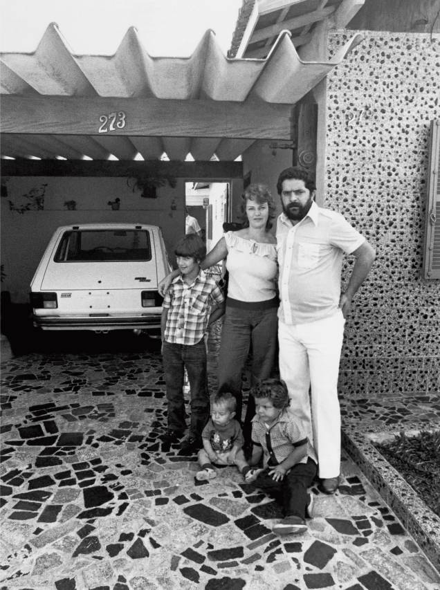 <span>Lula e família em foto de 1978, época do estouro da greve geral dos metalúrgicos do ABC que projetou a figura do líder sindical para o Brasil (</span>Foto: Bob Wolfenson)