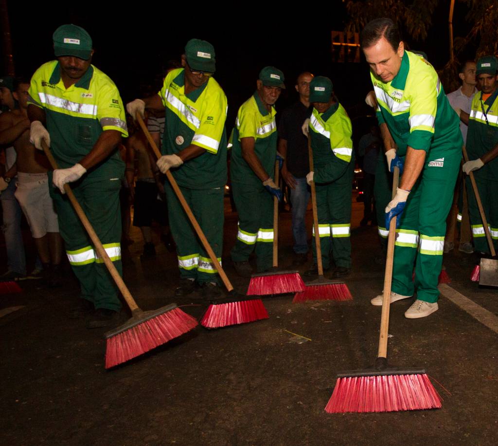 Doria admite problemas com limpeza e se veste de gari