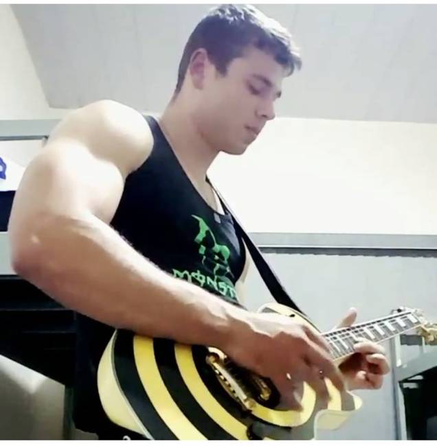 Ele gosta de tocar guitarra Ele gosta de tocar guitarra