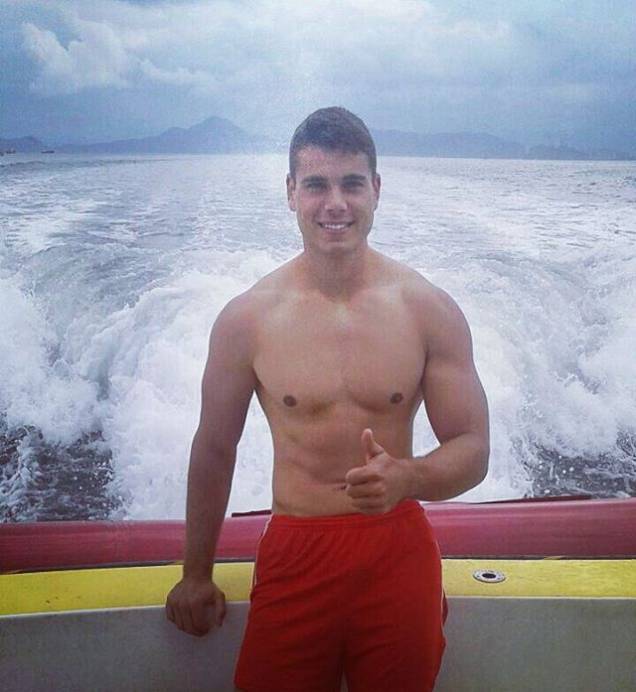 Tenente faz parte de um site que mostra fotos de policiais musculosos Tenente faz parte de um site que mostra fotos de policiais musculosos