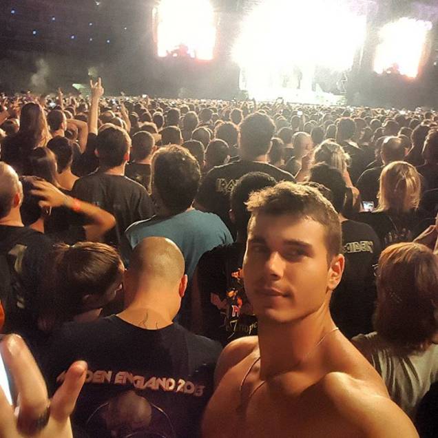 Bombeiro gato é fã de heavy metal Bombeiro gato é fã de heavy metal