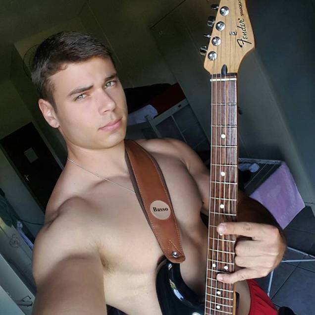 Ele tem um canal no YouTube onde aparece tocando guitarra Ele tem um canal no YouTube onde aparece tocando guitarra