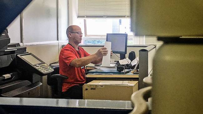 camara salario xerox O operador de máquinas copiadoras Celio Aparecido Padilha, que recebe 13 000 reais por mês (Foto: Leo Martins)
