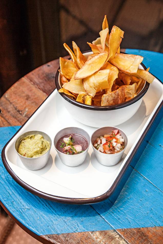 Porção de chips e molhos Porção de chips e molhos