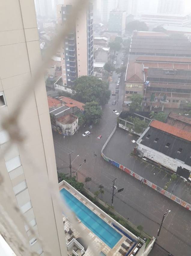 Em Perdizes, a chuva alagou completamente a esquina da Venâncio Aires com a Barão do Bananal(Reprodução/Facebook)