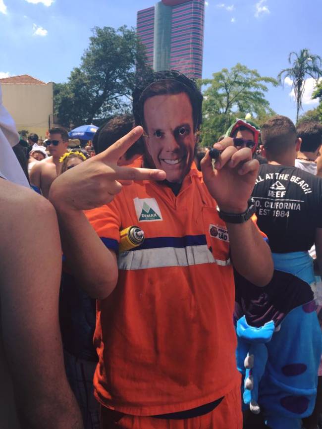 Folião vestido de Doria gari no bloco Casa Comigo