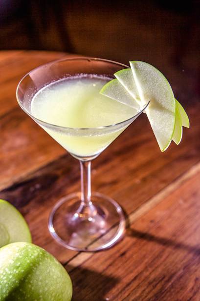 Ambiente animado para provar drinques como o ginger appletini