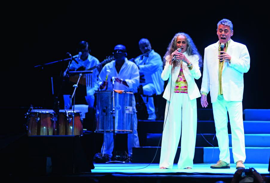 Bethânia e Chico: dueto com a banda da Mangueira ao fundo