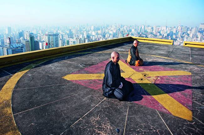 Meditação no Copan: monges do Templo budista Busshinji, na Liberdade, meditam por aproximadamente uma hora (Foto: Reinaldo Canato)