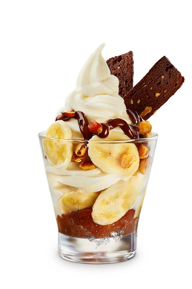 Frozen yogurt: nutella mais fatias de banana, avelã e biscoitos de brownie