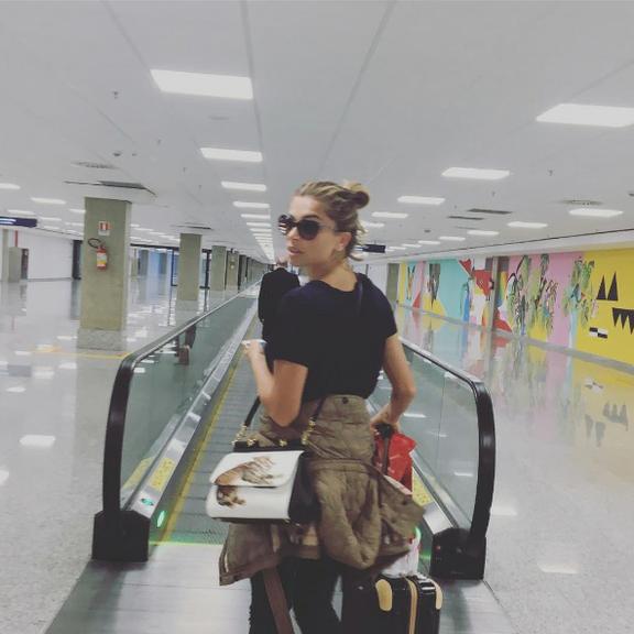 A atriz no aeroporto: volta ao Brasil para curtir último dia de folia