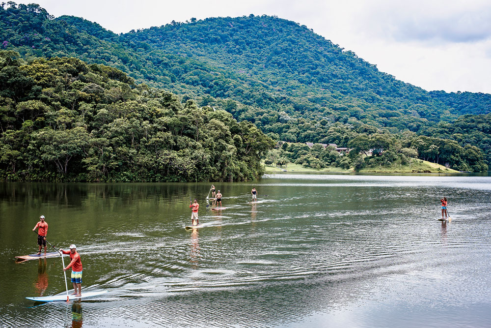 Imagem mostra pessoas fazendo stand up paddle em represa do Sistema Cantareira