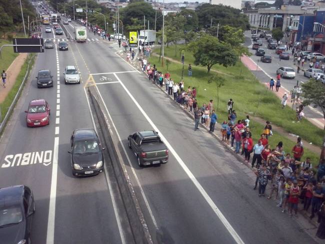 Usuários da estação fazem fila após problema (Foto: Veja São Paulo)