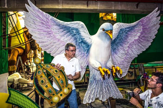 O padre Tarcisio (à esquerda), checando os adereços: visitas e mensagens por WhatsApp (Foto: Divulgação)